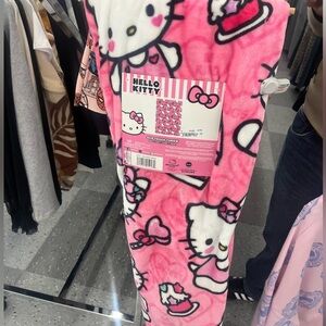VIRAL HELLO KITTY VALENTINES BLANKET.
